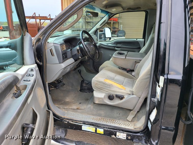 image for item DG7728 2004 Ford F550 Super Duty XLT flatbed truck