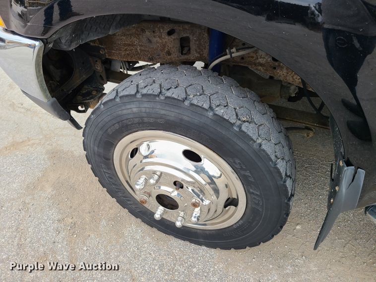 image for item DG7728 2004 Ford F550 Super Duty XLT flatbed truck