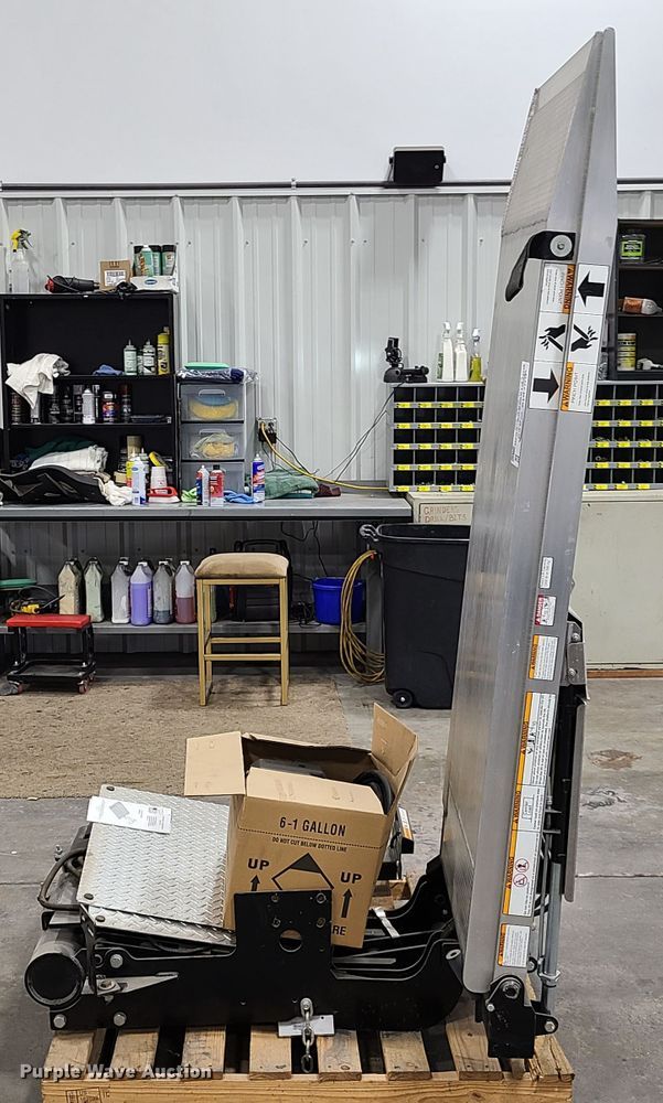 image for item DG7735 Tommy Gate Cantilever Series end gate lift