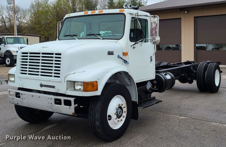 image for item DG7737 1999 International 4900 truck cab and chassis