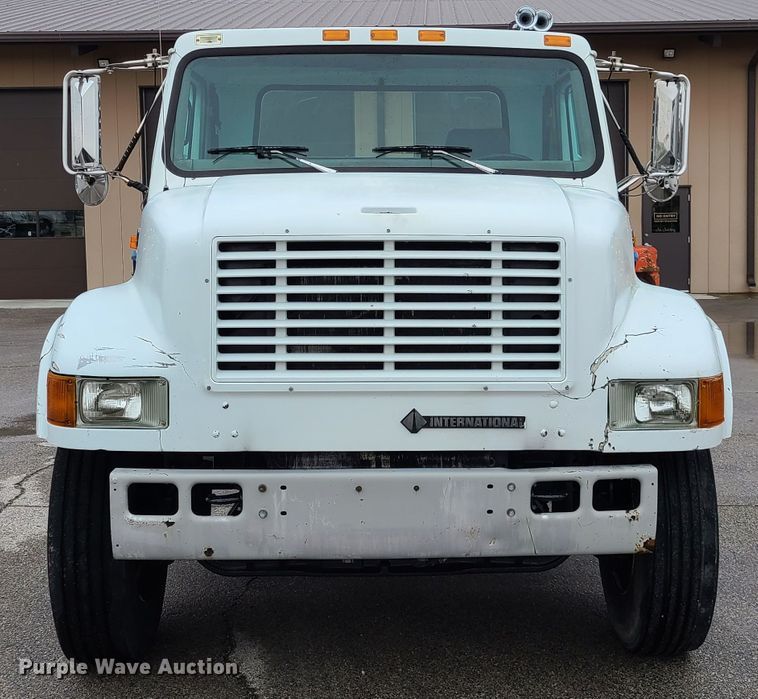 image for item DG7737 1999 International 4900 truck cab and chassis