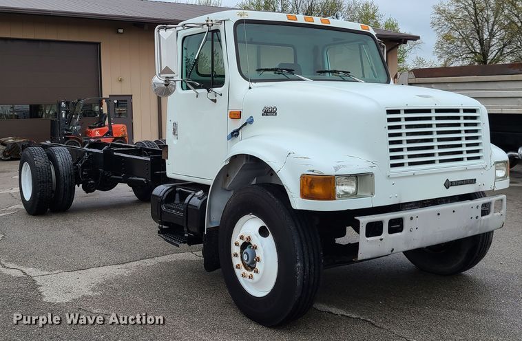 image for item DG7737 1999 International 4900 truck cab and chassis