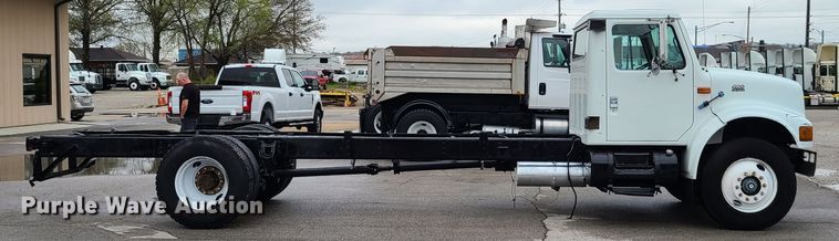 image for item DG7737 1999 International 4900 truck cab and chassis