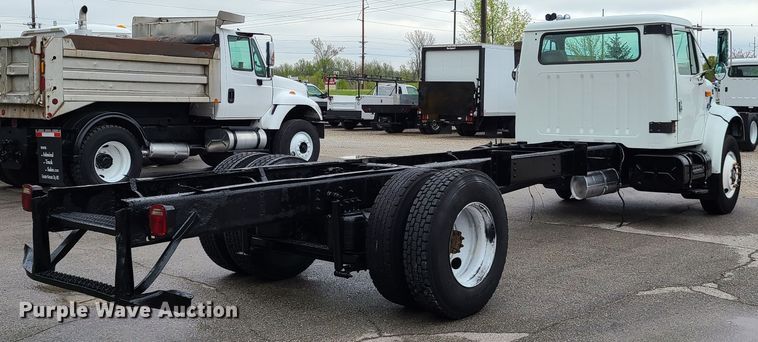 image for item DG7737 1999 International 4900 truck cab and chassis