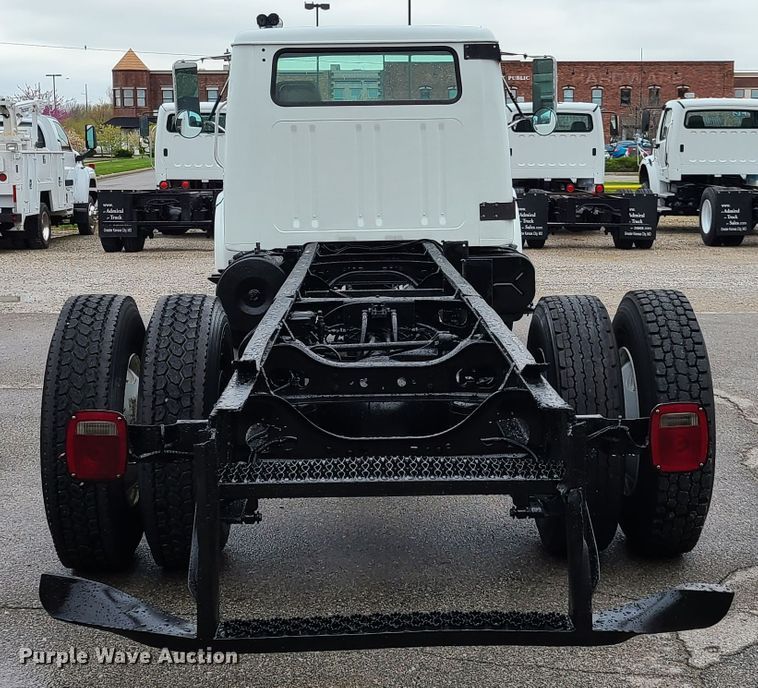 image for item DG7737 1999 International 4900 truck cab and chassis