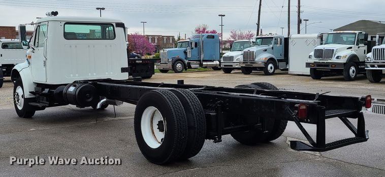 image for item DG7737 1999 International 4900 truck cab and chassis