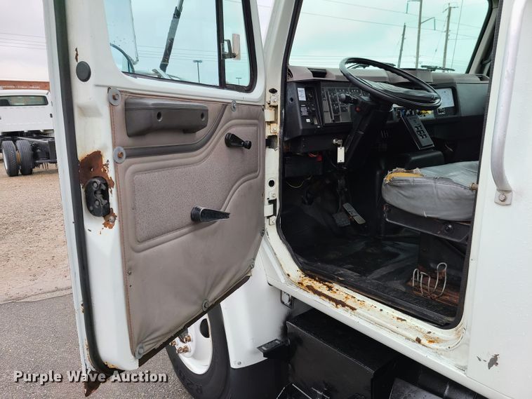 image for item DG7737 1999 International 4900 truck cab and chassis