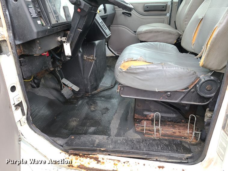 image for item DG7737 1999 International 4900 truck cab and chassis