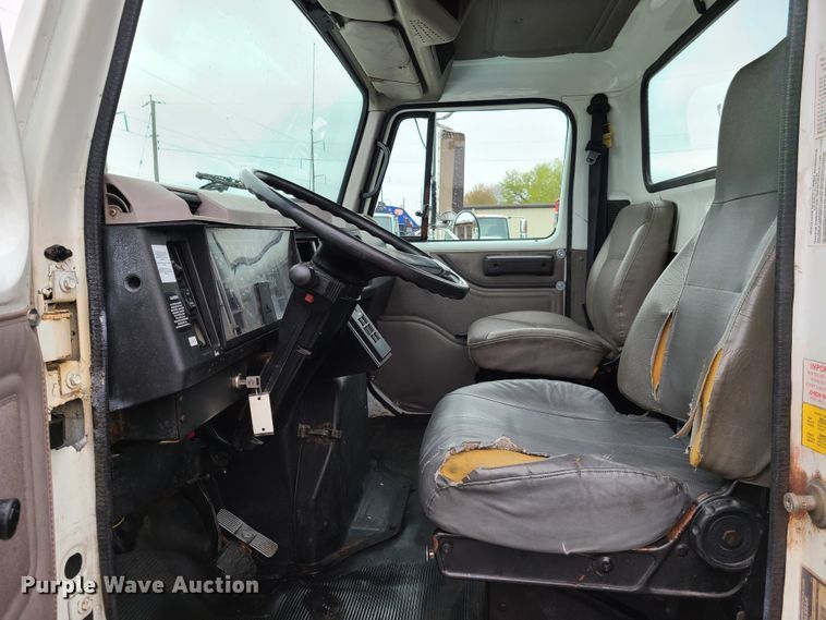 image for item DG7737 1999 International 4900 truck cab and chassis