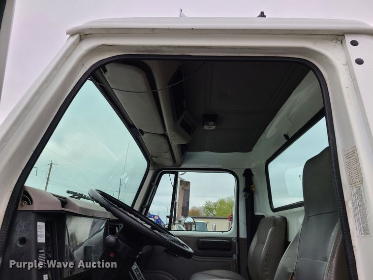 image for item DG7737 1999 International 4900 truck cab and chassis