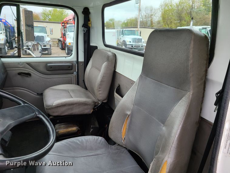 image for item DG7737 1999 International 4900 truck cab and chassis