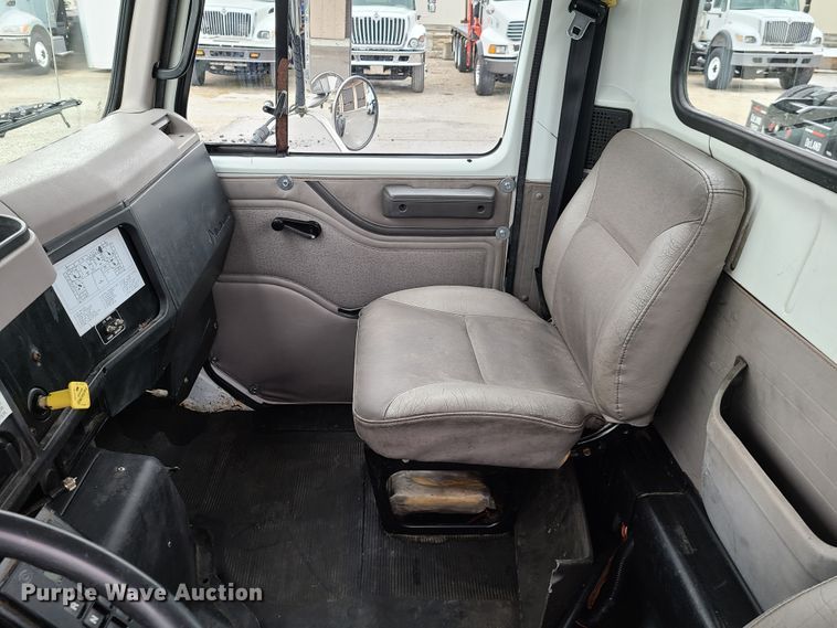 image for item DG7737 1999 International 4900 truck cab and chassis