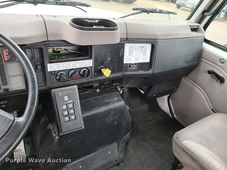 image for item DG7737 1999 International 4900 truck cab and chassis