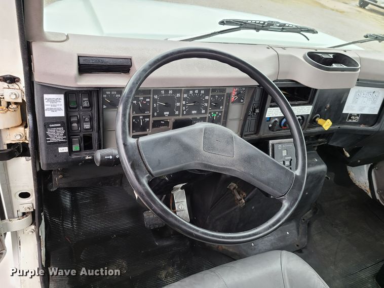 image for item DG7737 1999 International 4900 truck cab and chassis