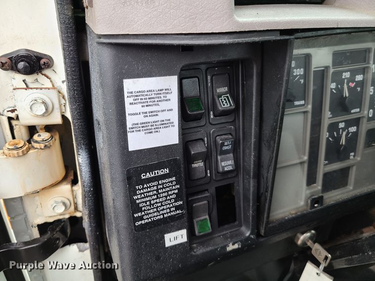 image for item DG7737 1999 International 4900 truck cab and chassis