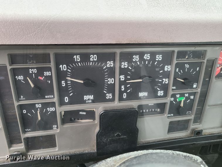 image for item DG7737 1999 International 4900 truck cab and chassis