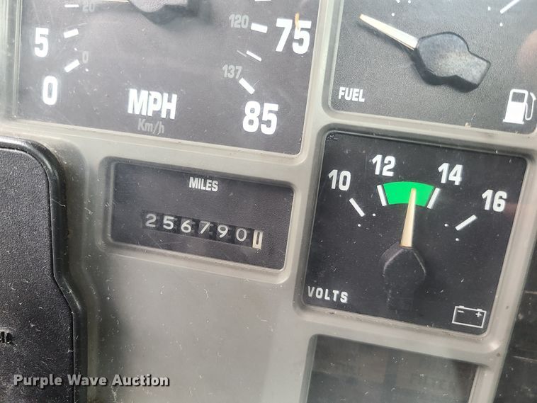 image for item DG7737 1999 International 4900 truck cab and chassis