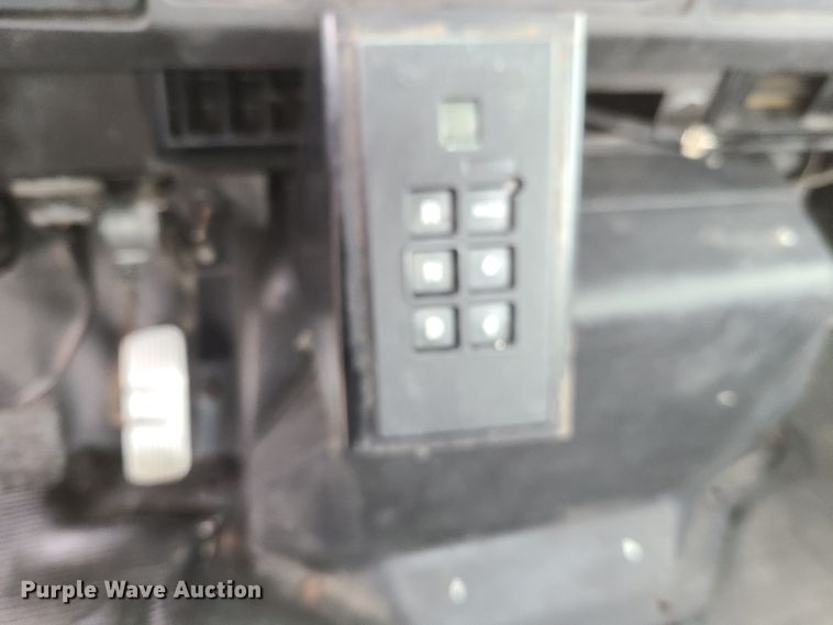 image for item DG7737 1999 International 4900 truck cab and chassis