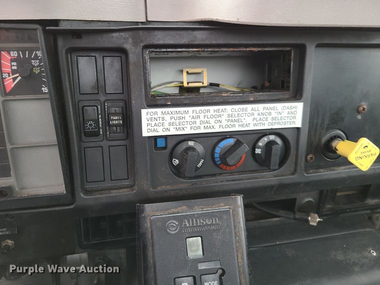 image for item DG7737 1999 International 4900 truck cab and chassis