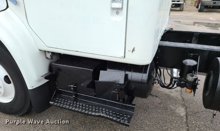 image for item DG7737 1999 International 4900 truck cab and chassis