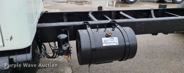 image for item DG7737 1999 International 4900 truck cab and chassis