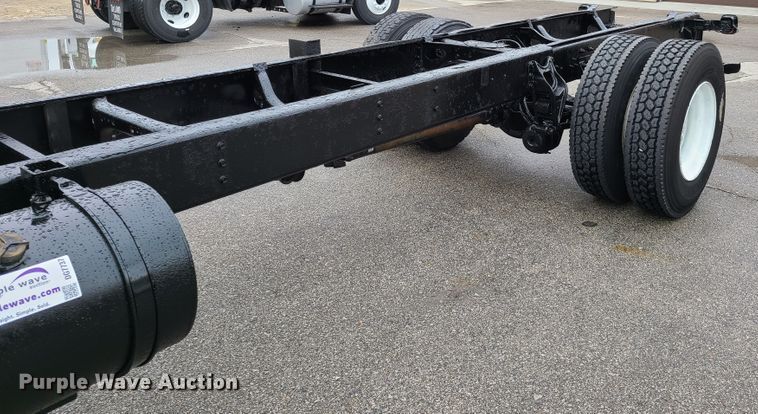 image for item DG7737 1999 International 4900 truck cab and chassis