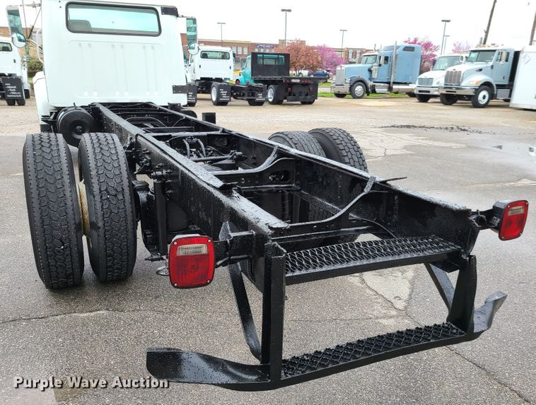 image for item DG7737 1999 International 4900 truck cab and chassis