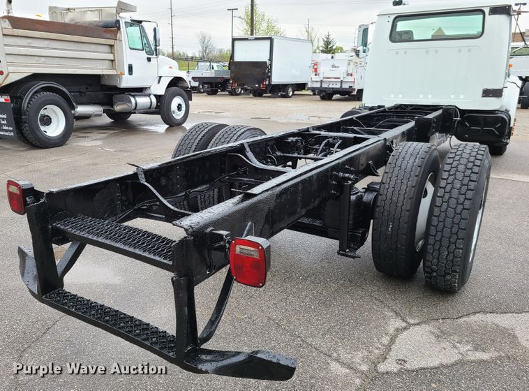 image for item DG7737 1999 International 4900 truck cab and chassis