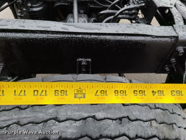 image for item DG7737 1999 International 4900 truck cab and chassis