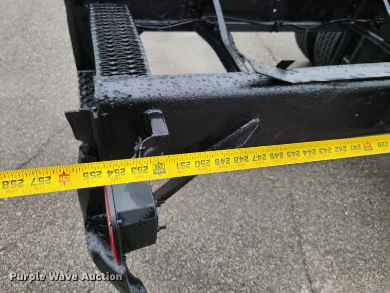 image for item DG7737 1999 International 4900 truck cab and chassis