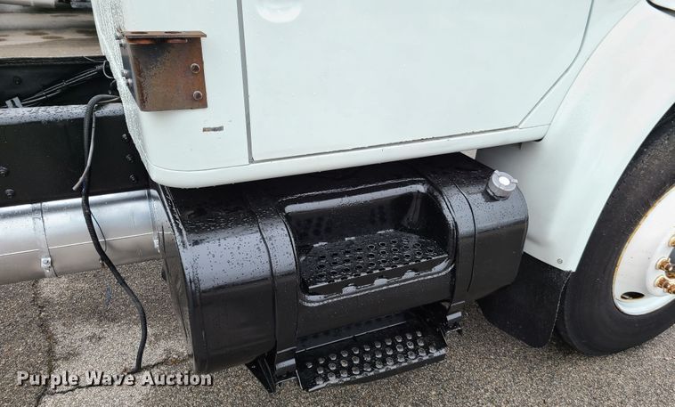 image for item DG7737 1999 International 4900 truck cab and chassis