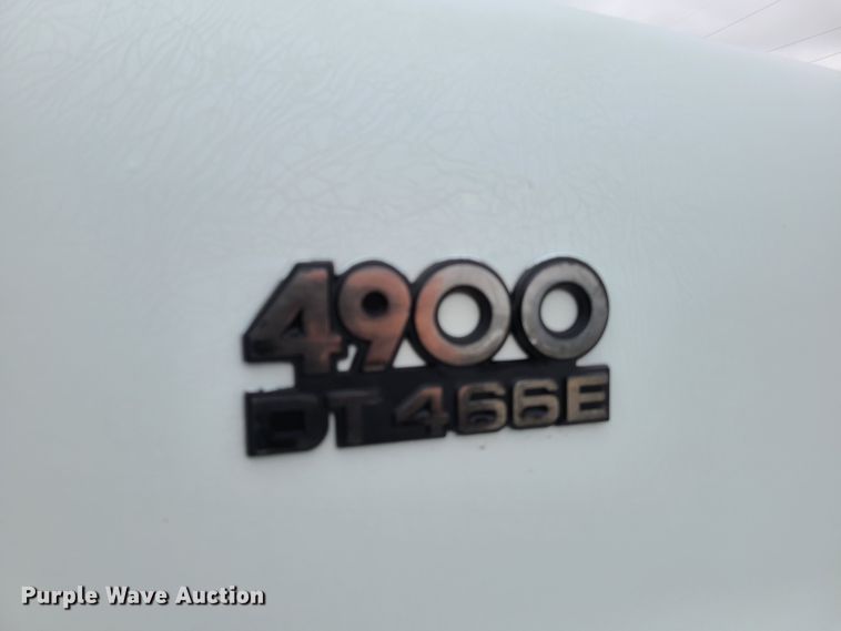 image for item DG7737 1999 International 4900 truck cab and chassis