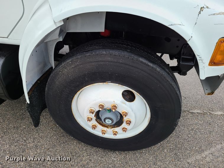 image for item DG7737 1999 International 4900 truck cab and chassis