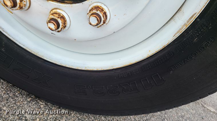 image for item DG7737 1999 International 4900 truck cab and chassis