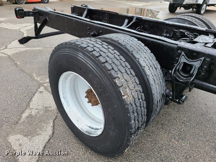 image for item DG7737 1999 International 4900 truck cab and chassis