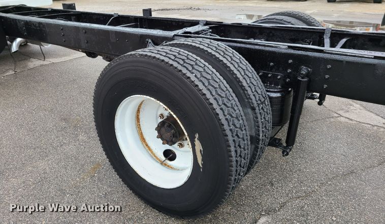 image for item DG7737 1999 International 4900 truck cab and chassis