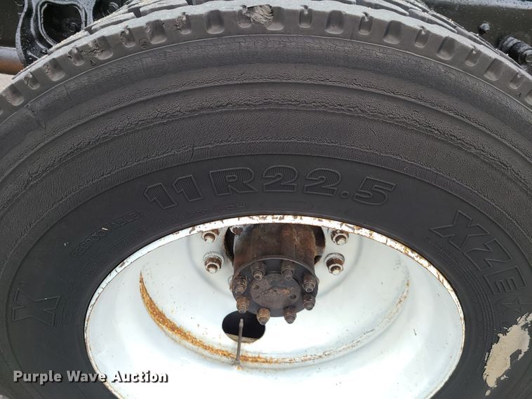 image for item DG7737 1999 International 4900 truck cab and chassis