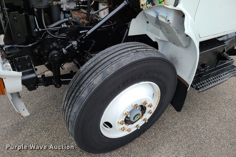 image for item DG7737 1999 International 4900 truck cab and chassis