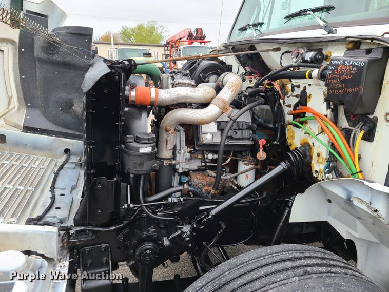 image for item DG7737 1999 International 4900 truck cab and chassis