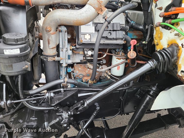 image for item DG7737 1999 International 4900 truck cab and chassis