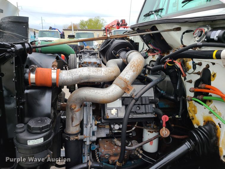 image for item DG7737 1999 International 4900 truck cab and chassis