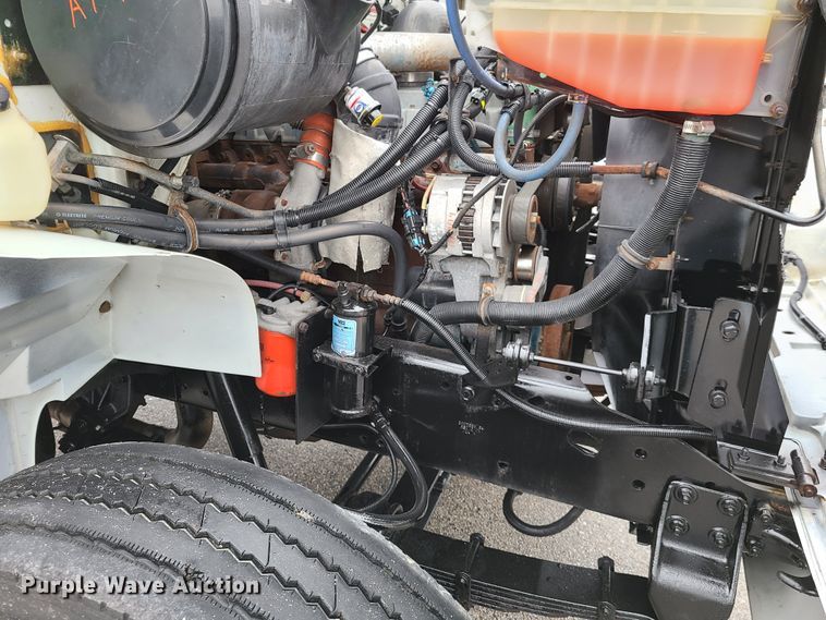 image for item DG7737 1999 International 4900 truck cab and chassis