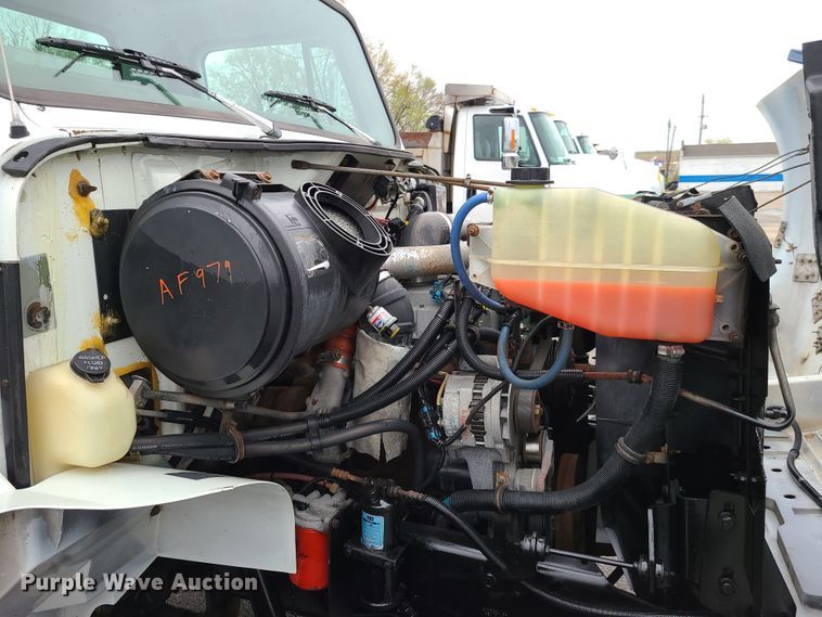 image for item DG7737 1999 International 4900 truck cab and chassis