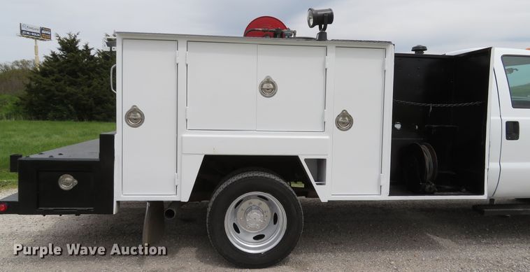 image for item DI2145 2001 Ford F550 Super Duty XL service truck