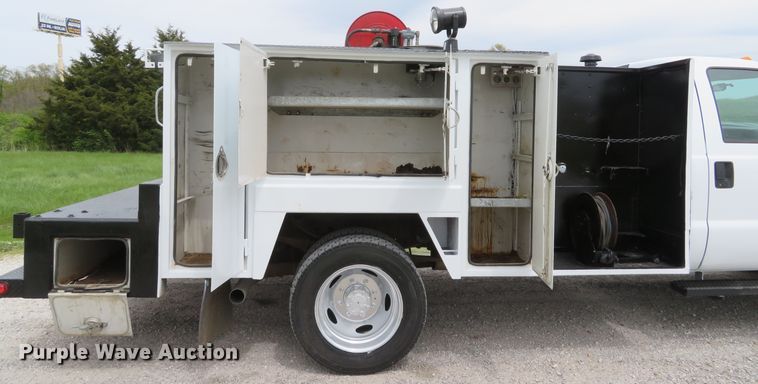 image for item DI2145 2001 Ford F550 Super Duty XL service truck