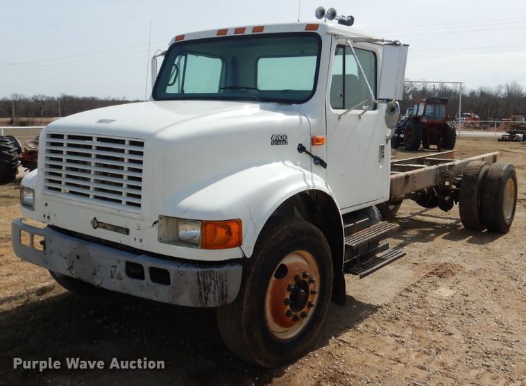 image for item ES9535 2000 International 4900 truck cab and chassis