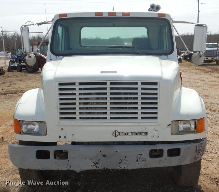 image for item ES9535 2000 International 4900 truck cab and chassis