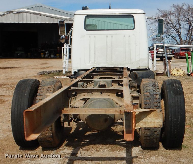 image for item ES9535 2000 International 4900 truck cab and chassis