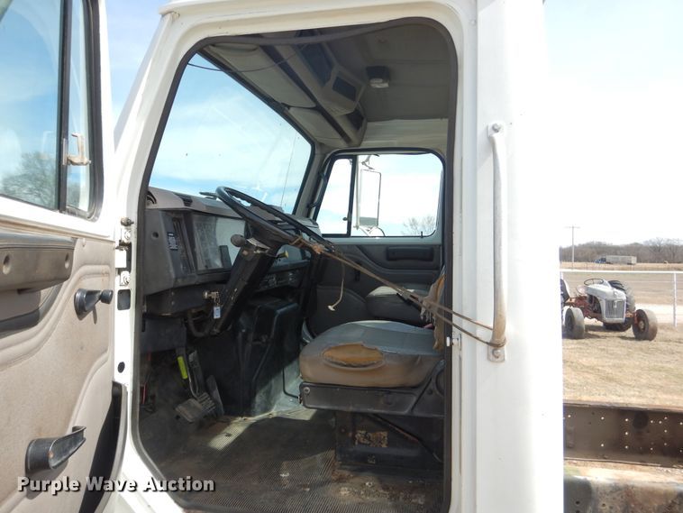 image for item ES9535 2000 International 4900 truck cab and chassis