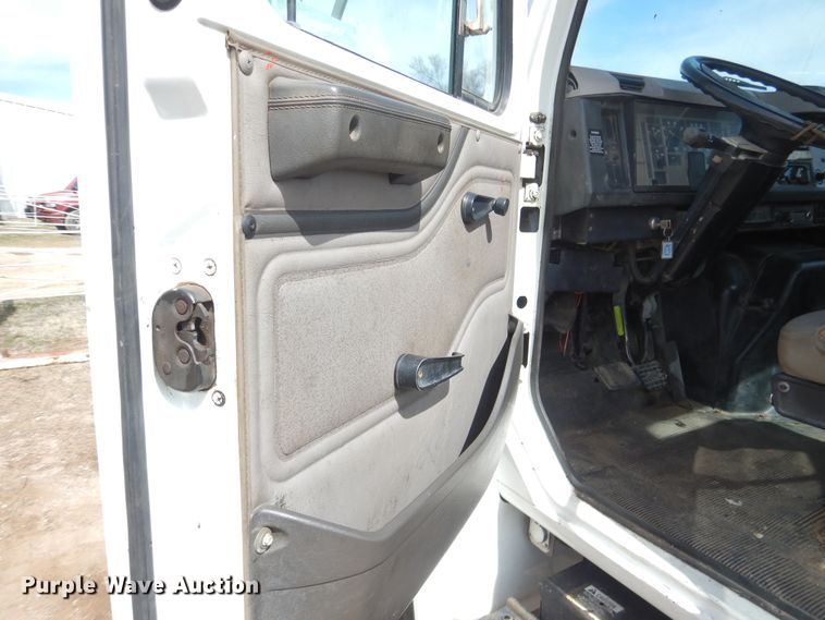 image for item ES9535 2000 International 4900 truck cab and chassis